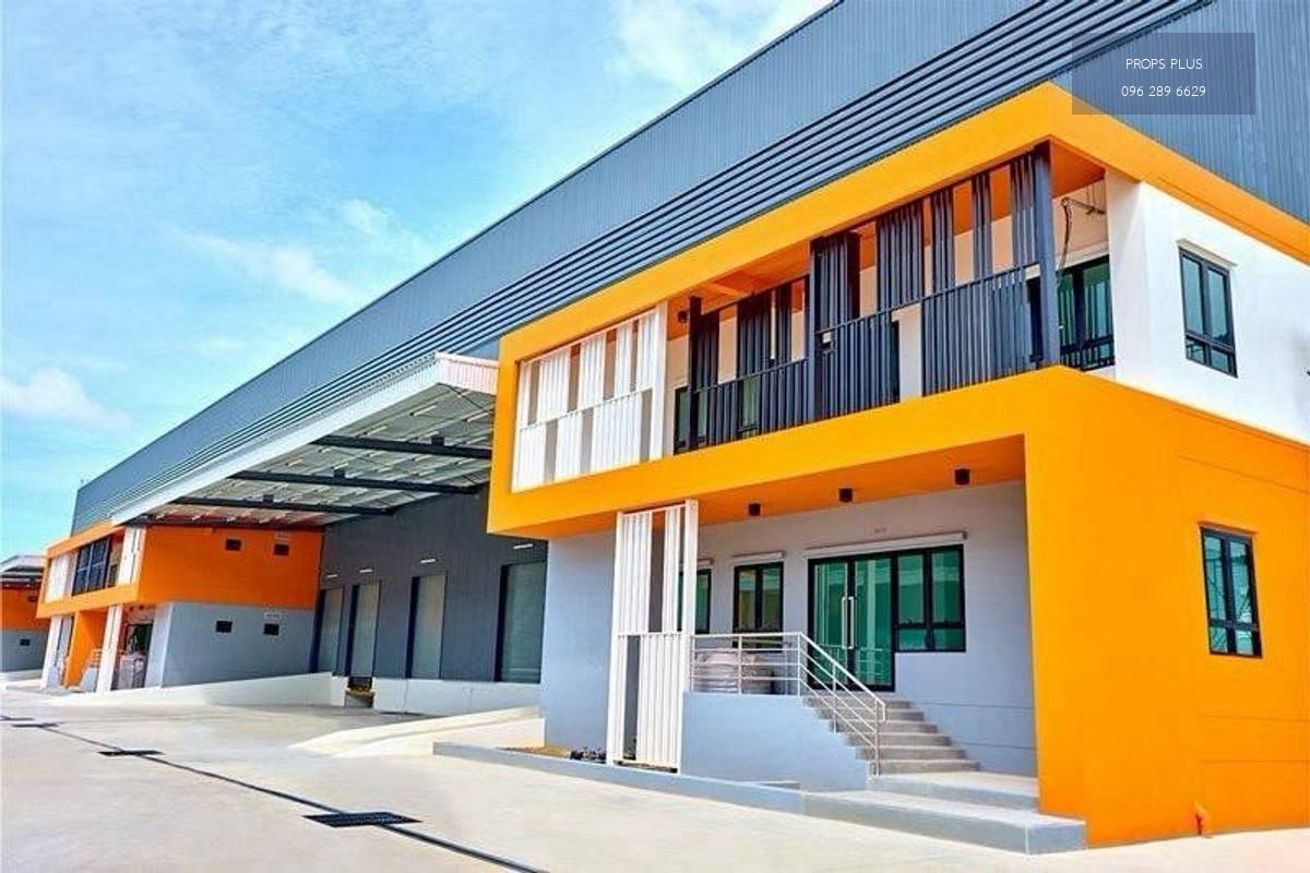 🏭 ให้เช่าโรงงาน / คลังสินค้า 2,320 ตร.ม. | FREE ZONE
ถนนบางนา-ตราด จังหวัดฉะเชิงเทรา

💰 ค่าเช่า: 180 บาท/ตร.ม./เดือน
🔸 เงินประกัน: 5 เดือน
🔸 ค่าเช่าล่วงหน้า: 1 เดือน

📐 รายละเอียดพื้นที่

	•	พื้นที่ใช้สอยรวม: 2,320 ตร.ม.